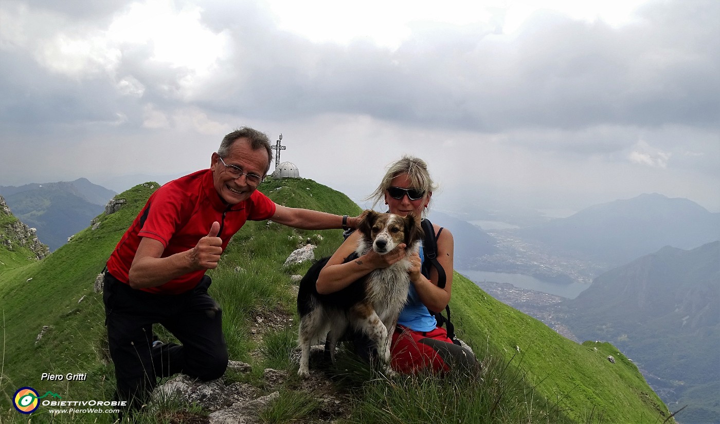 62 Sulla cresta di vetta con vista su Lecco.JPG -                                